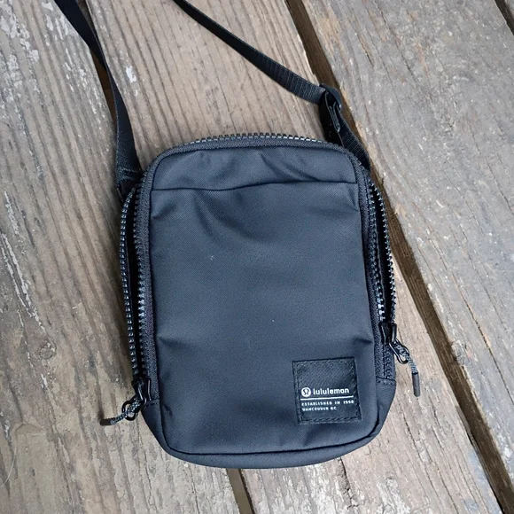 Lululemon Black Easy Access Crossbody Unisex - Picture 3 of 7
